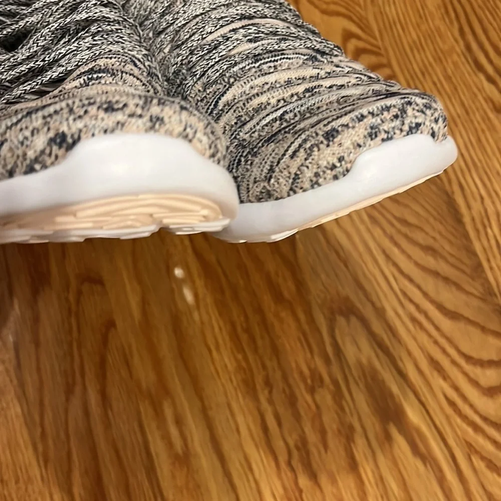 New APL Techloom Wave Mesh Knit Sneakers Navy/beige size 10